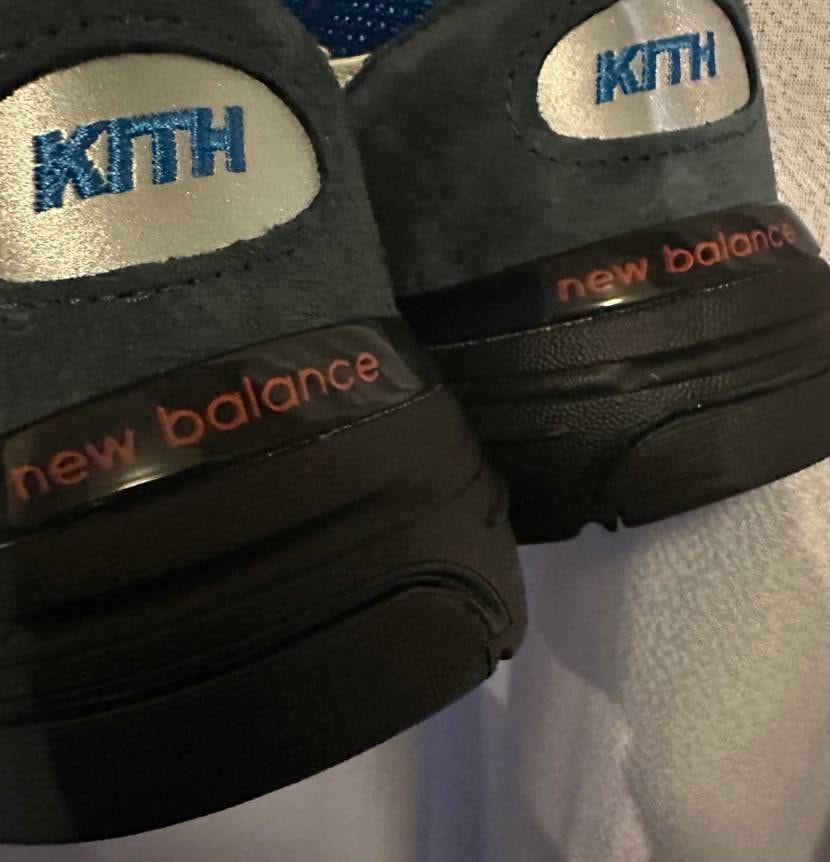 スエード部分が黒に近い深い藍色でデニムのインディゴと相性が良