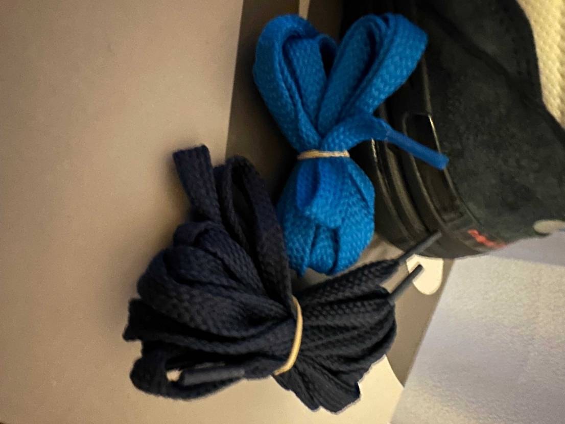 スエード部分が黒に近い深い藍色でデニムのインディゴと相性が良