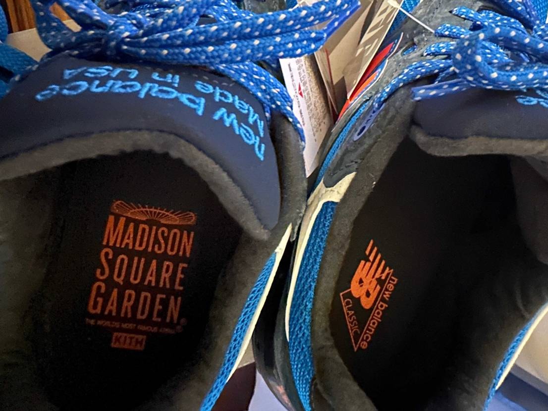 スエード部分が黒に近い深い藍色でデニムのインディゴと相性が良