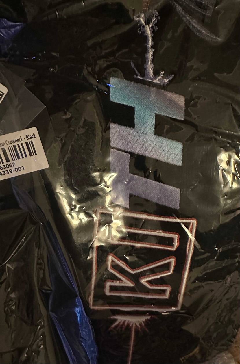 さりげなくキャラや演出部分も含め全刺繍🪡なのは贅沢。スウェットクルーネックは相変