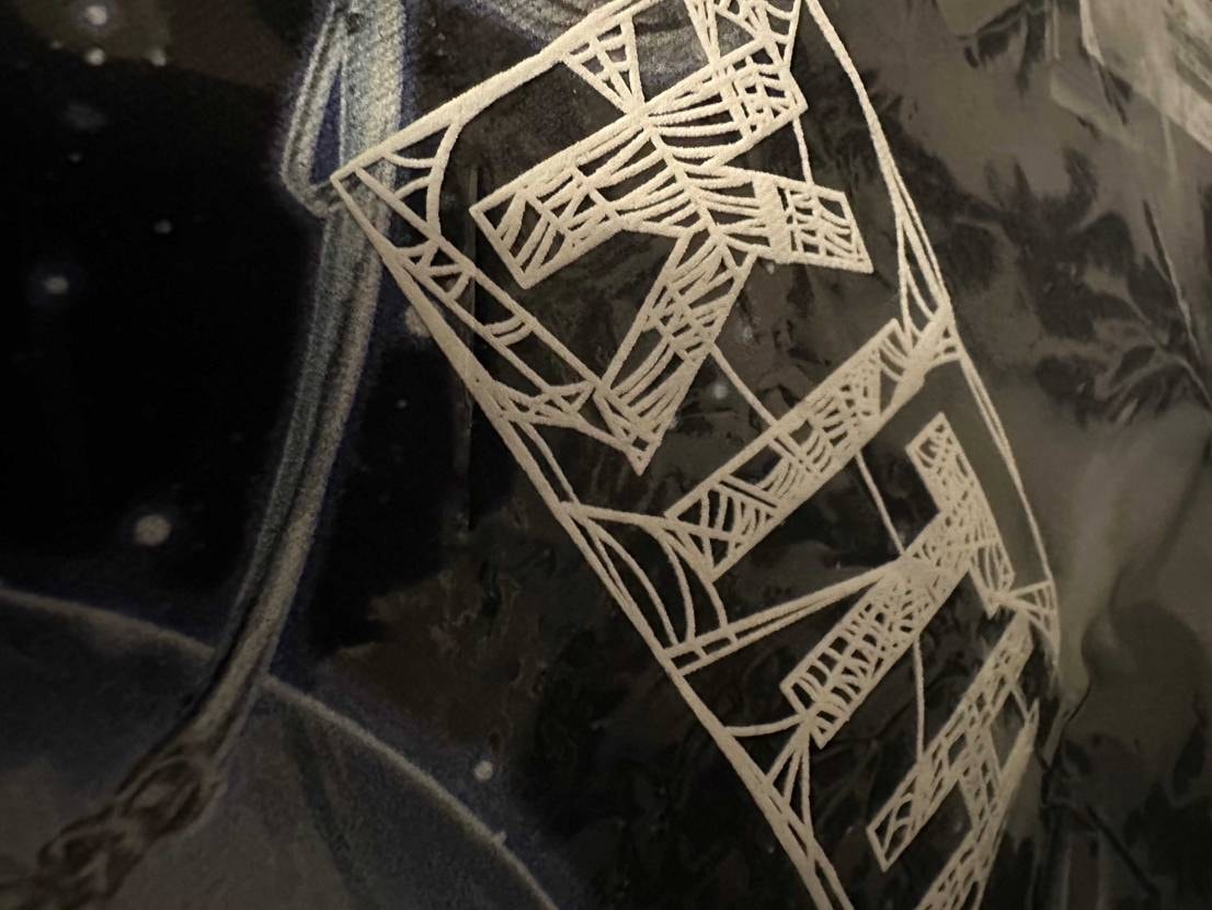 ロゴのKITHが蜘蛛の巣が単なるプリントでなく一本ずつ立体的に刺繍表現されてて凝