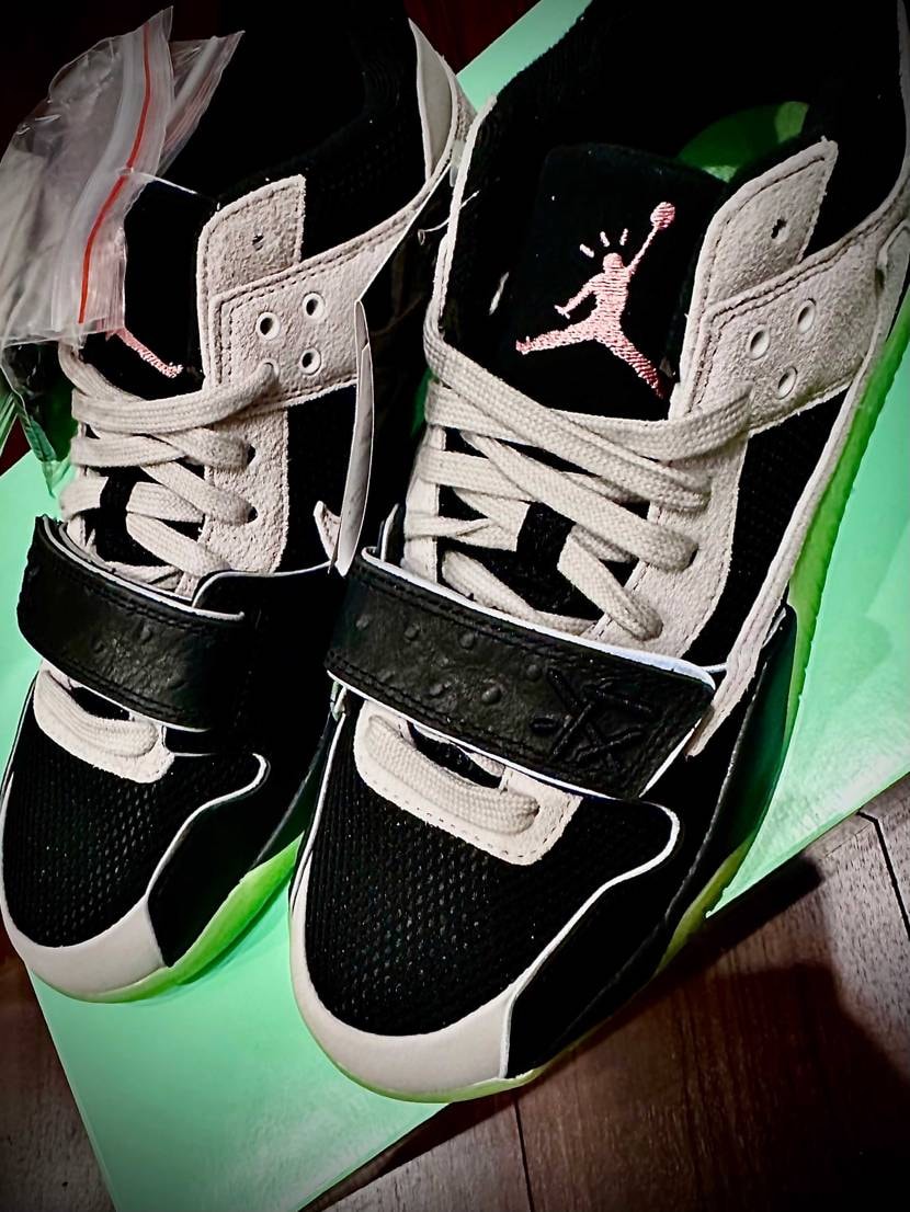 ヌバック、シボ革(オーストリッチ？型押しっぽい)、キャンバスメッシュで構築された