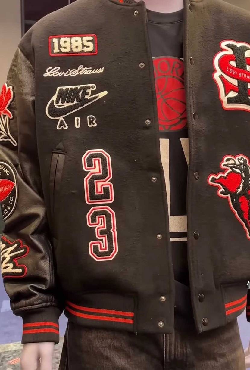 シカゴのお店いいですね👀
バーシティジャケットもあるし、AJ3インディゴブルー