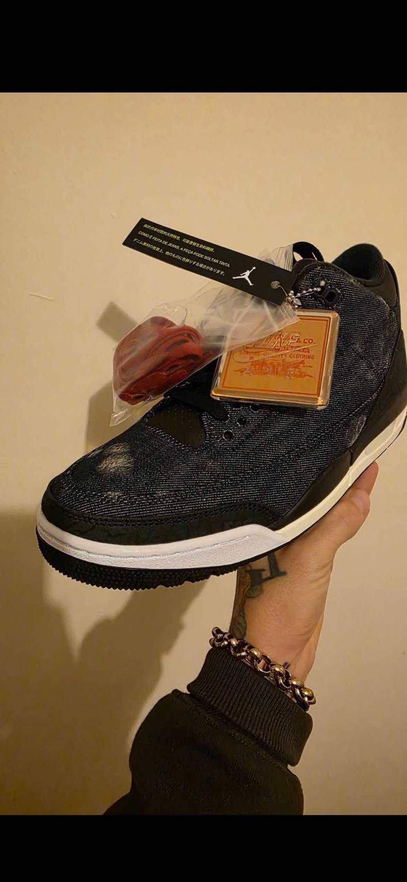 デニム生地に白カビがどうこうという話でしたが、発送遅れしてるのはたぶんこれの影響