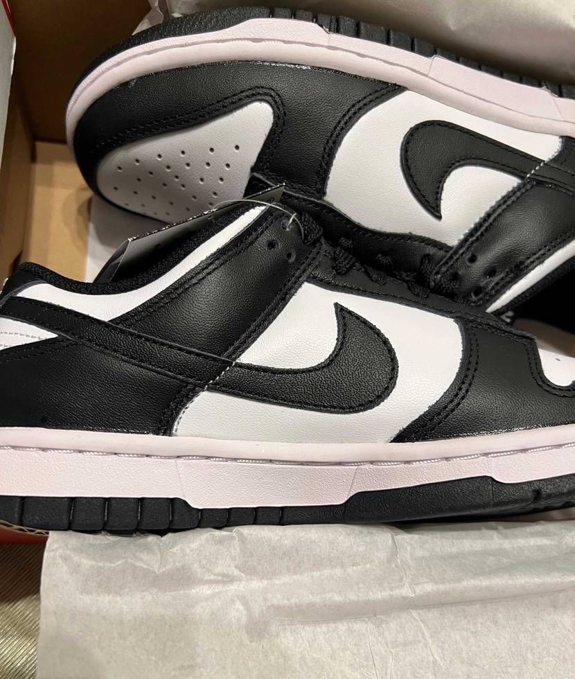 今日届いた嫁🐼。
なんかミッドソールが白じゃない。(写真1