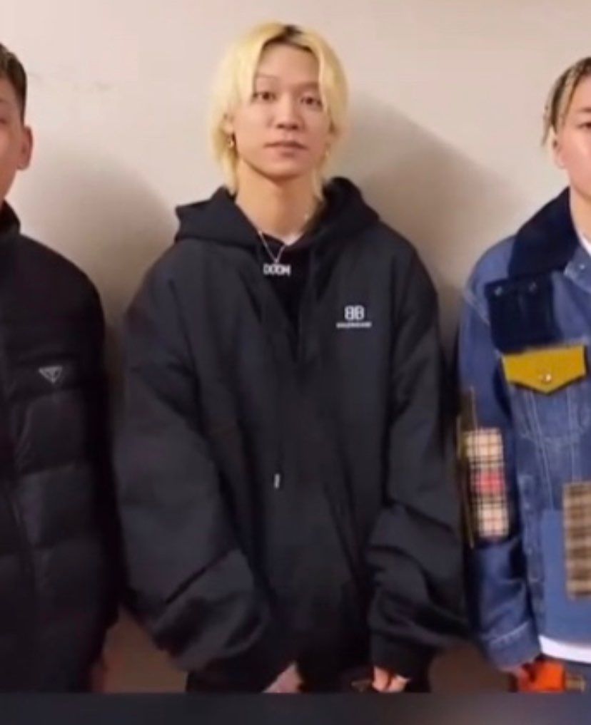 この金髪の人が着ている黒のアウターのブランド名教えていただきたいです。🙏💦💦