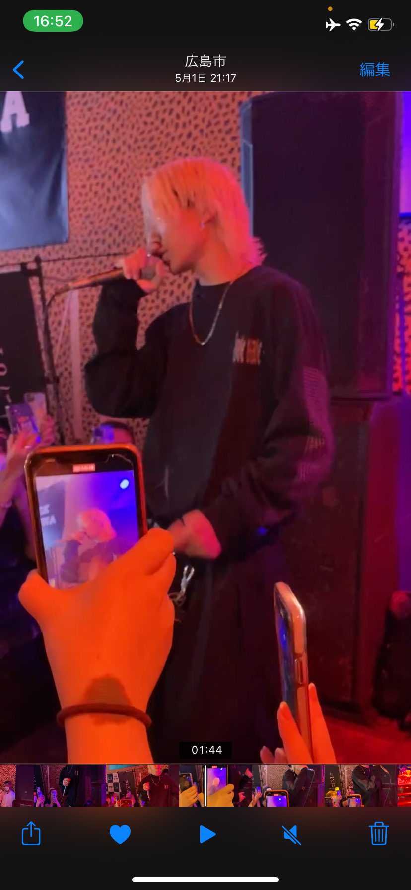 この方の着ている黒ロンTのブランド教えてください🙏💦