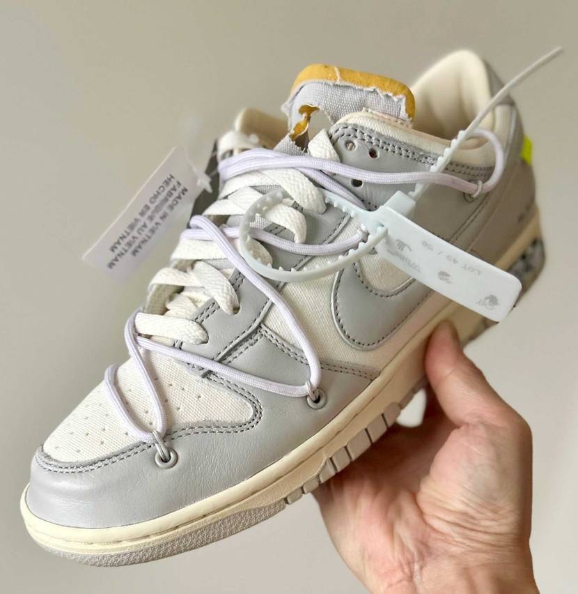 
ロイヤル🟦履くつもりが…

妻「🌸見に行くのに👟暗く