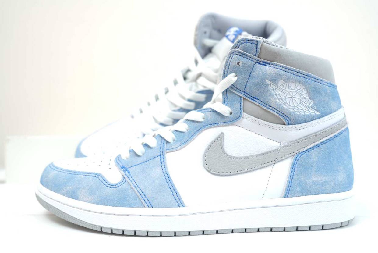 29cm
33333円
未使用品ですがボックスが付属しません。
青の替紐は