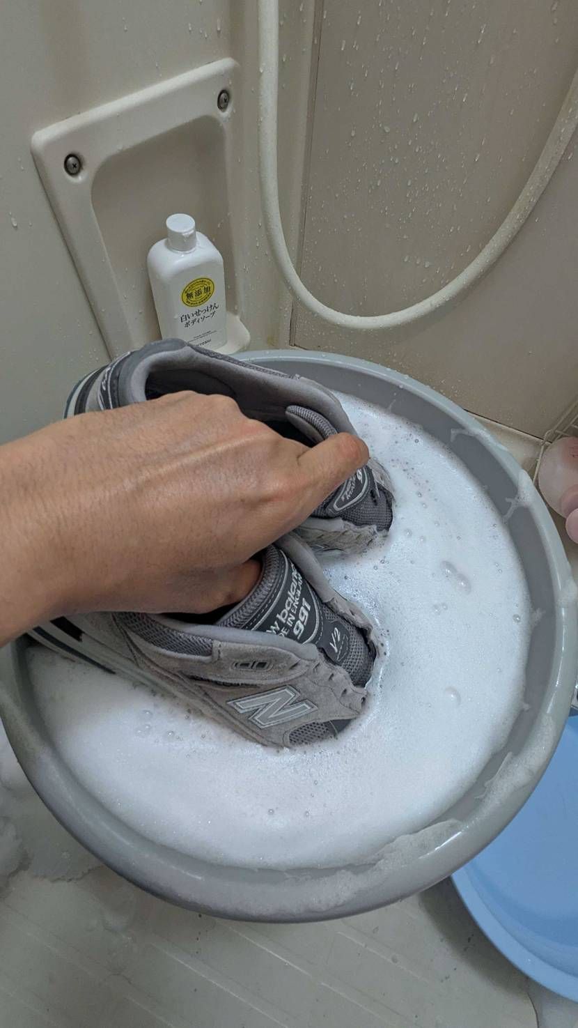 スエード・ヌバックを気兼ねなく漬け置きできる洗剤を見つけました。
スエードのケ