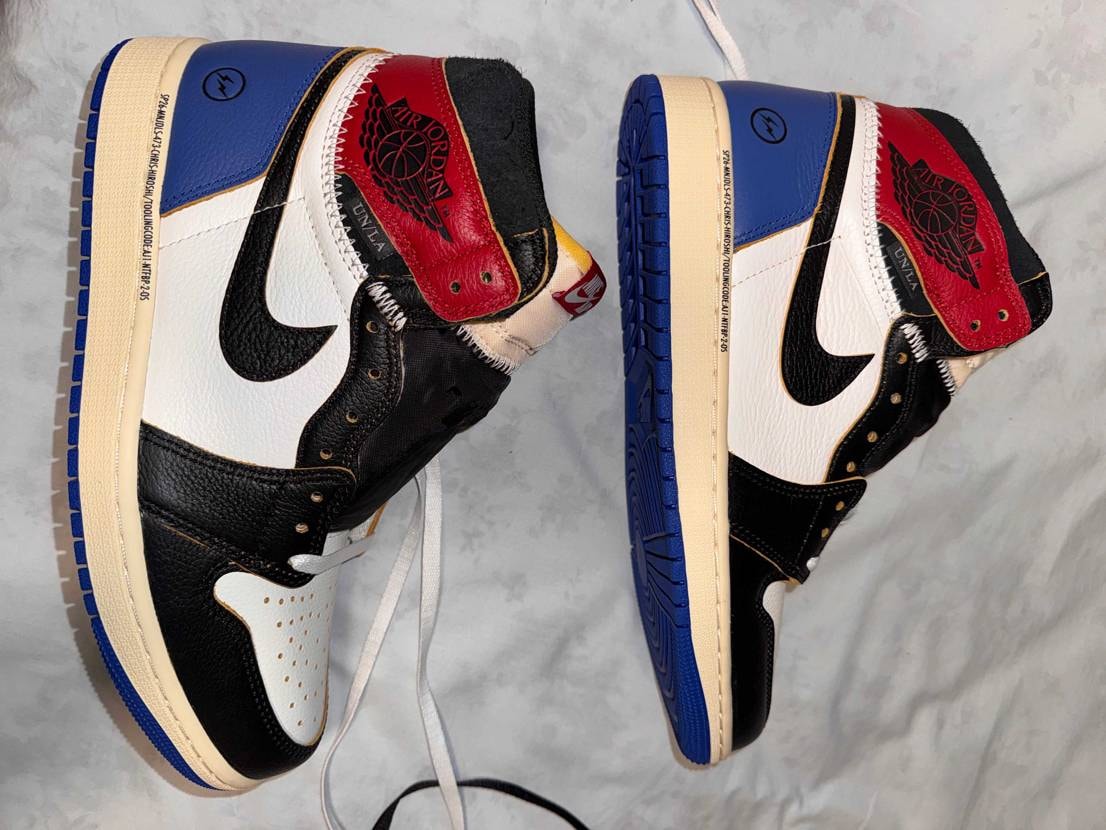 同じサイズ（27cm）の右足2足の比較です。
よく見ると印字位置がかなり違って