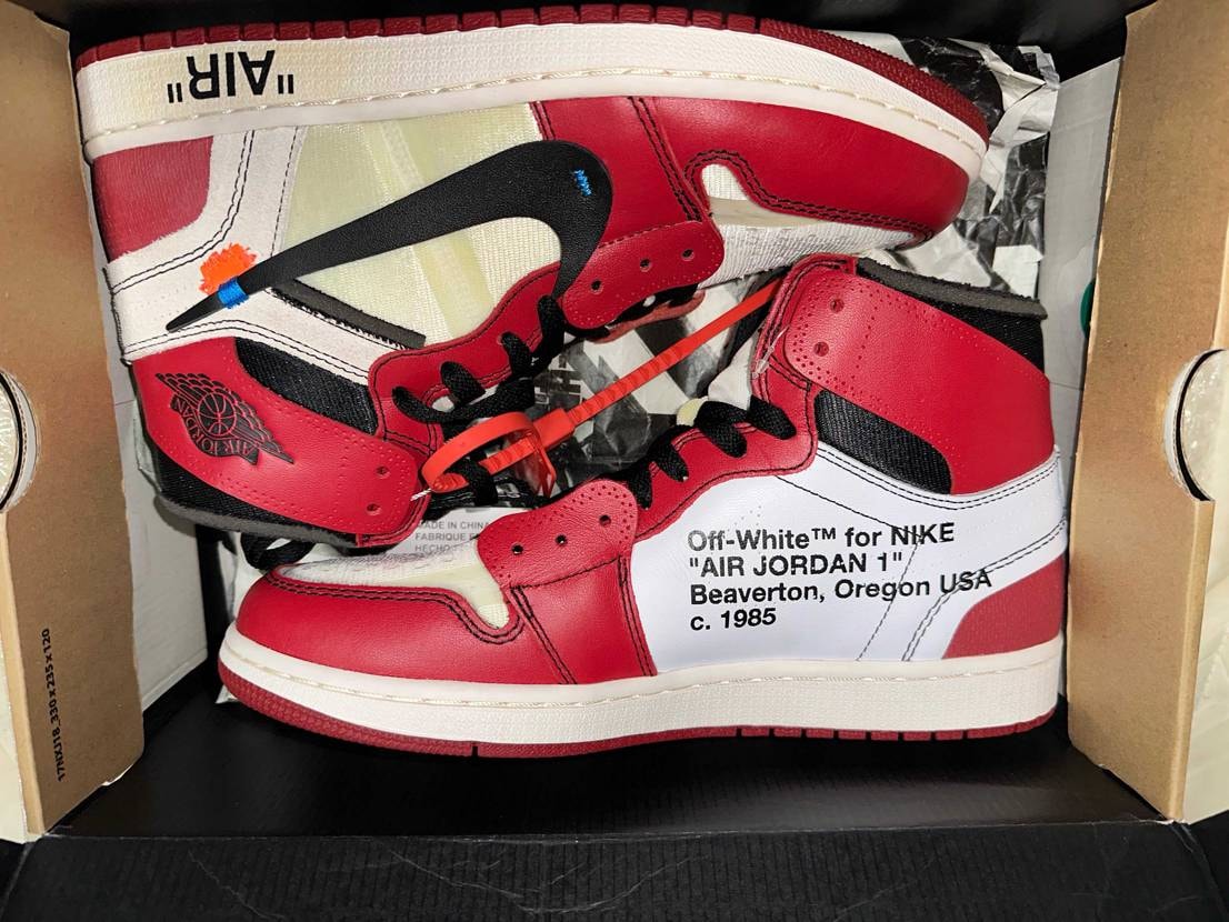 新品の色ってこんなもんでしょうか？
それとも黄ばんでる？