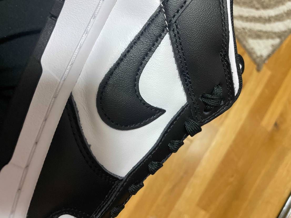 .comで当たったの届いて、シューレース通してる時に気づいたけど、このシワって最