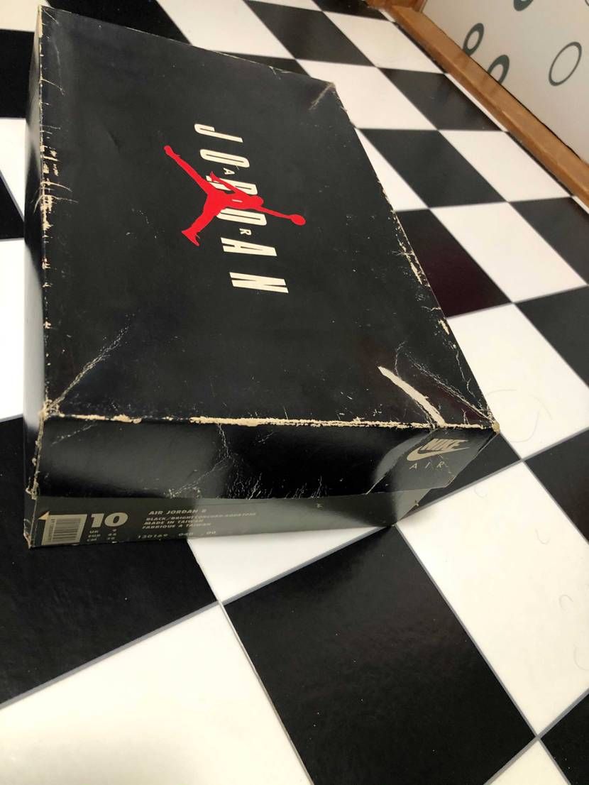 箱だけでも懐かしい。箱の中身は履き潰して写真の靴は2015年