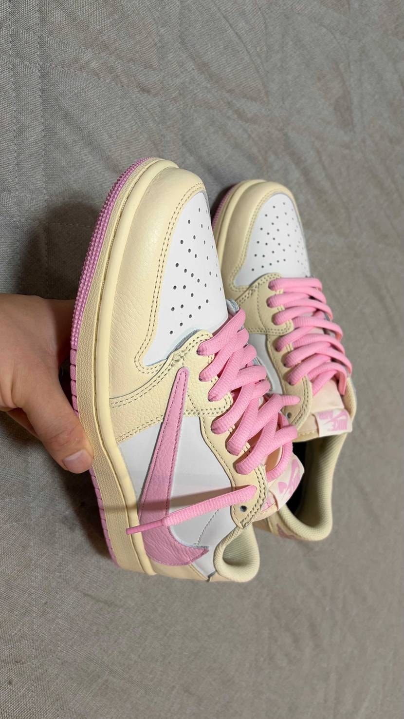 AJ1には珍しくピンクのオーバル紐が付属してました。
これが1番良かったです♥