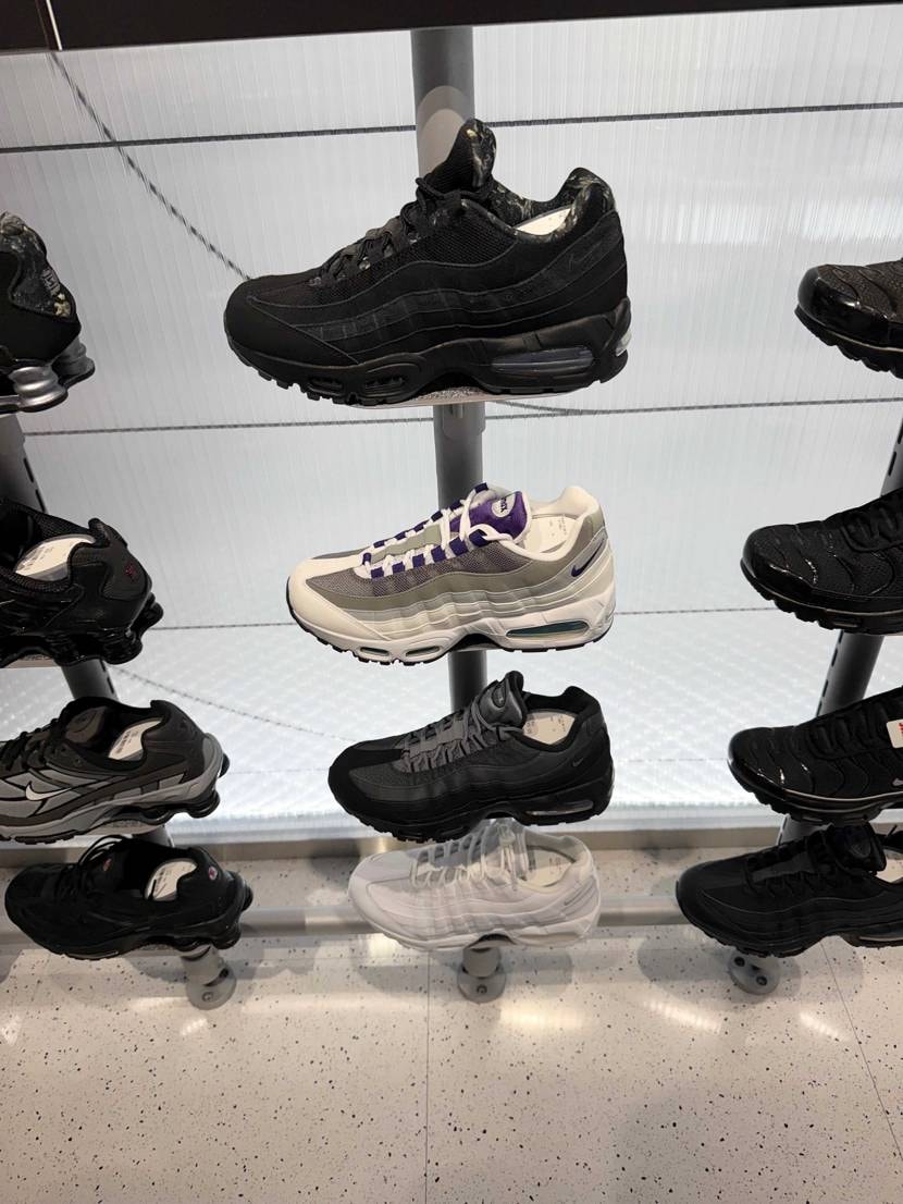 サイズは確認してませんが、昨日、NIKEストアでも普通に販売してました！