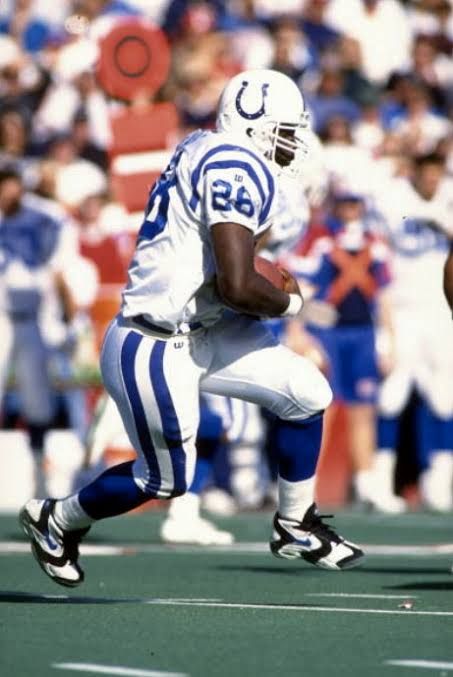 90年代のアメフト選手って、こうやってバッシュ履いてプレーしてる人多いけど、芝生