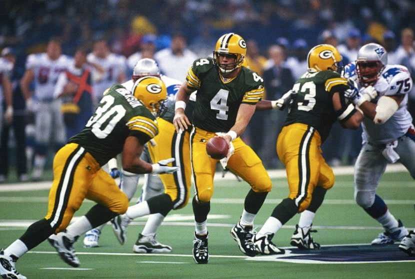 90年代のアメフト選手って、こうやってバッシュ履いてプレーし