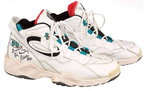 スニーカー雑学のお時間です
本日はこちらのスニーカー。この