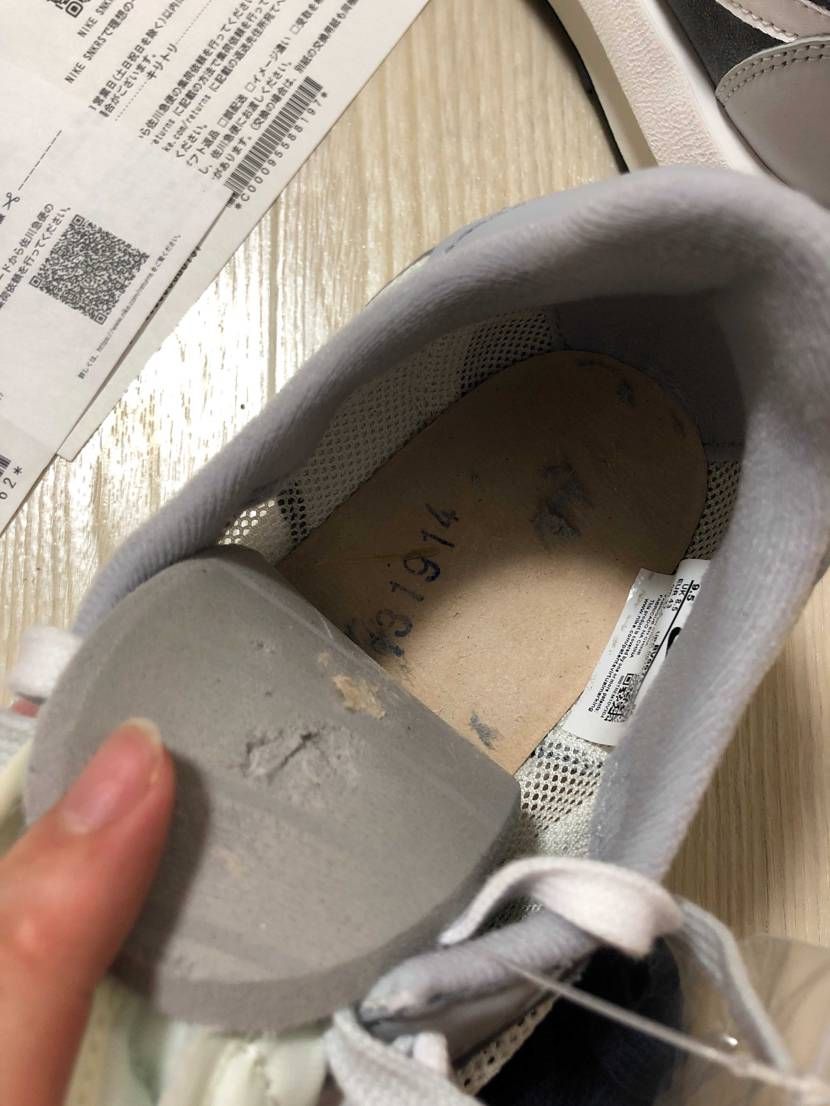 上がメルカリで購入した白のLDWAFFLEsacai
下が