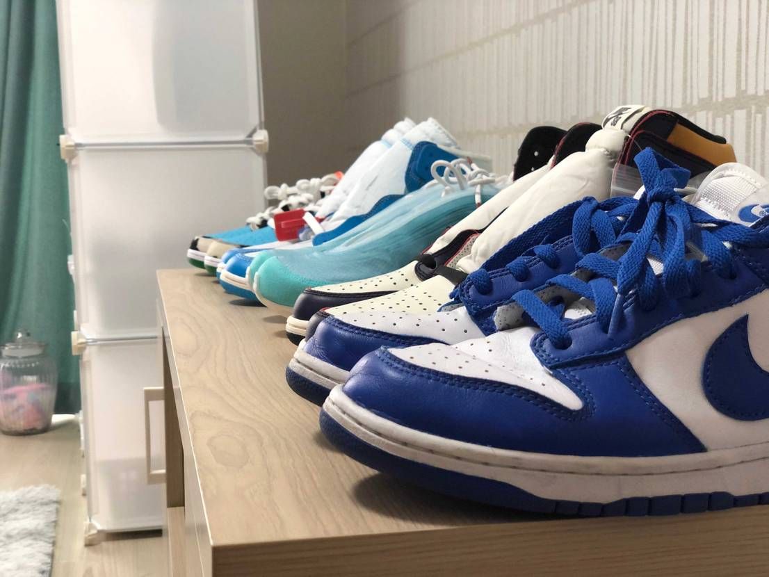 テレビ台届いたけどテレビがまだ届いてないからスニーカー置いた