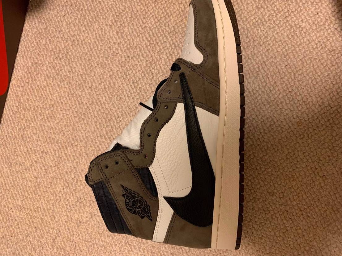 本日モノカブで購入した aj1 travisが手元に届いたのですが靴の中に型崩れ