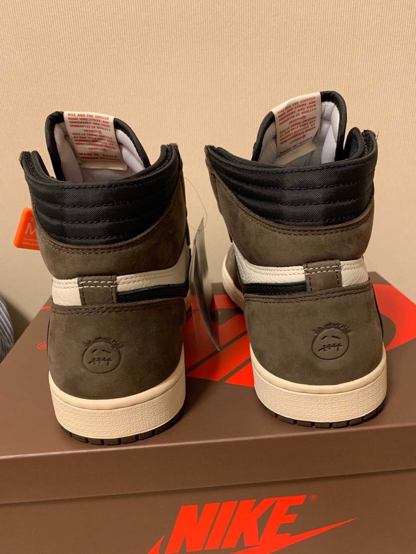 本日モノカブで購入した aj1 travisが手元に届いたの