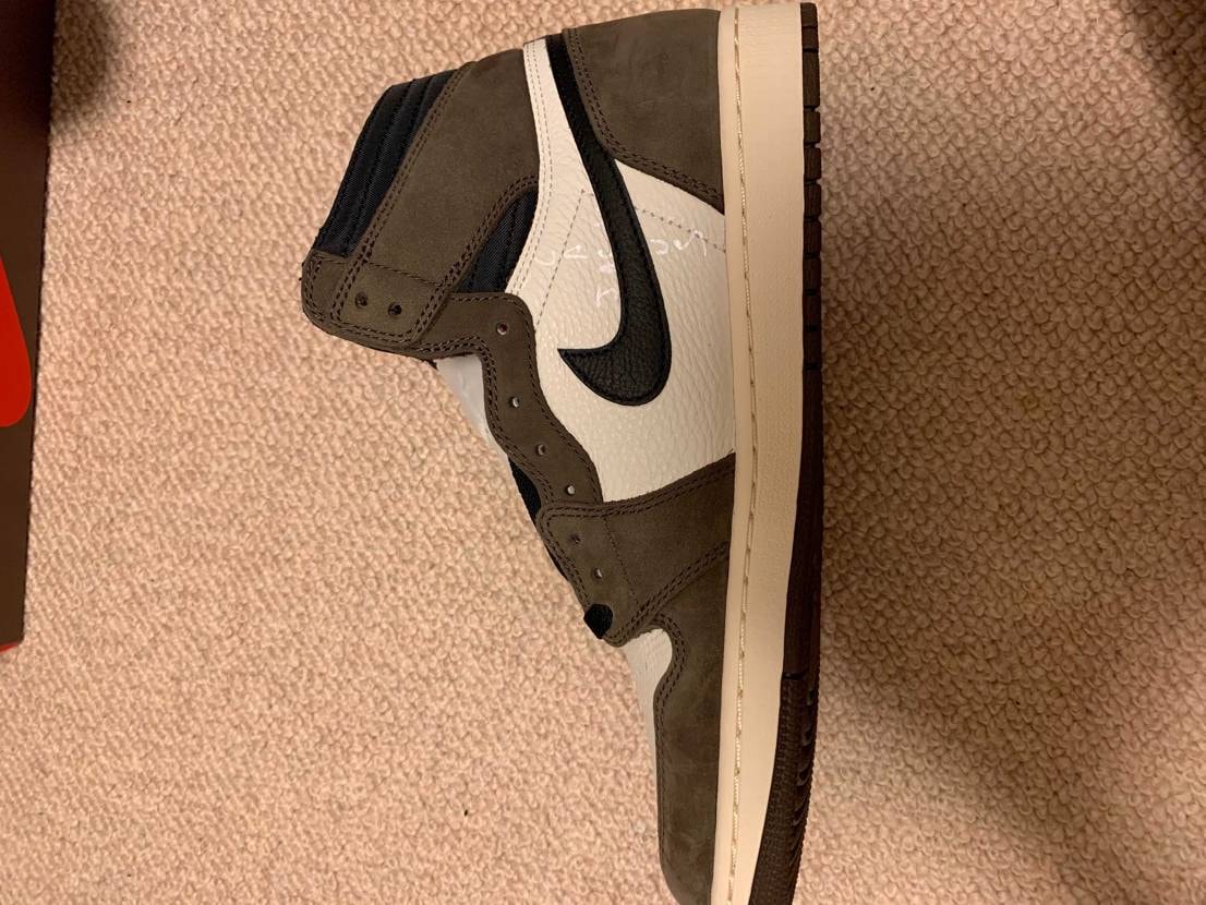 本日モノカブで購入した aj1 travisが手元に届いたの