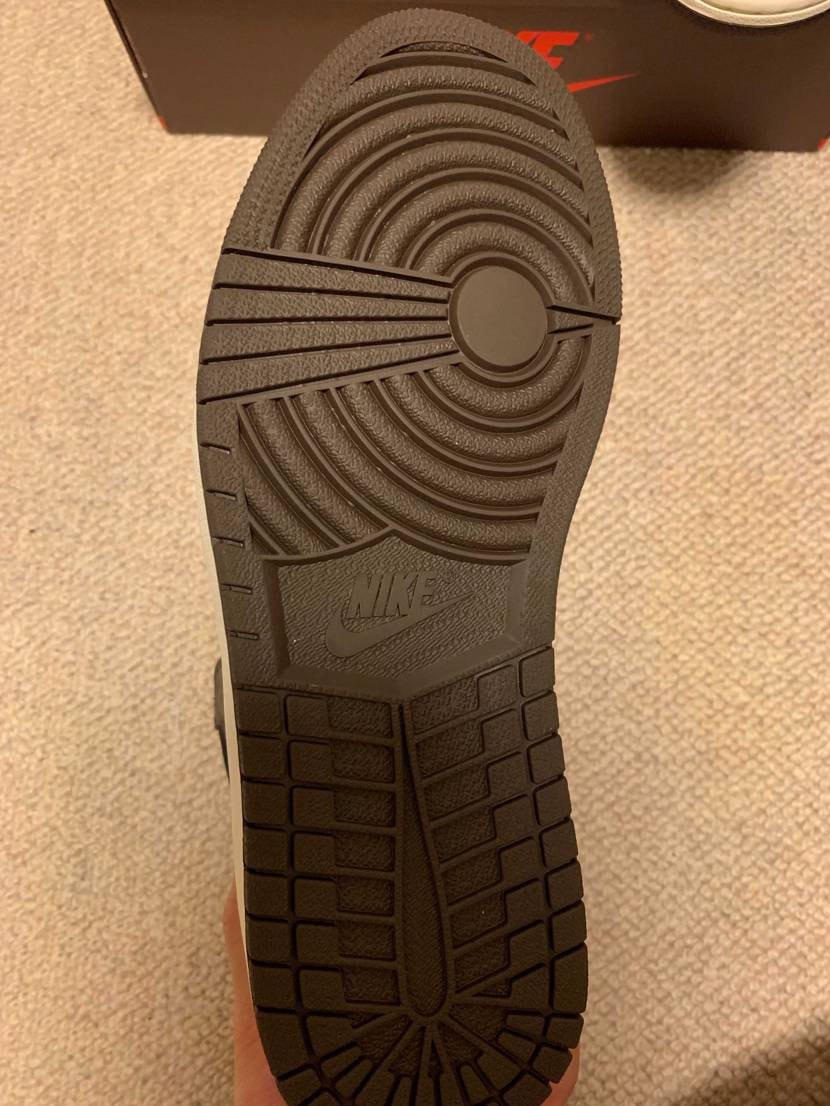 本日モノカブで購入した aj1 travisが手元に届いたの