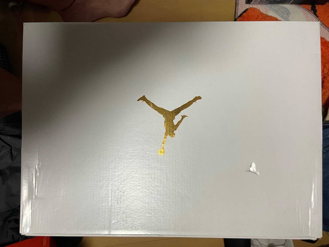 出品していたスニーカーが取引成立したので、確認するとボックス上部に穴がありました