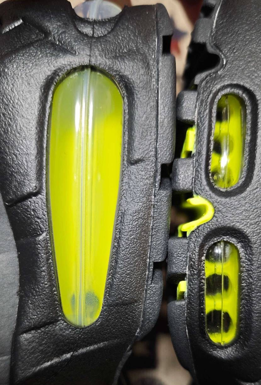 NIKE.comから届いたんだけど、後ろのエアーが左右共に曇ってる。
前のエア