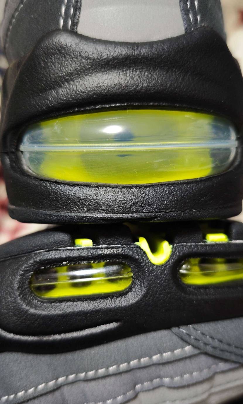 NIKE.comから届いたんだけど、後ろのエアーが左右共に曇