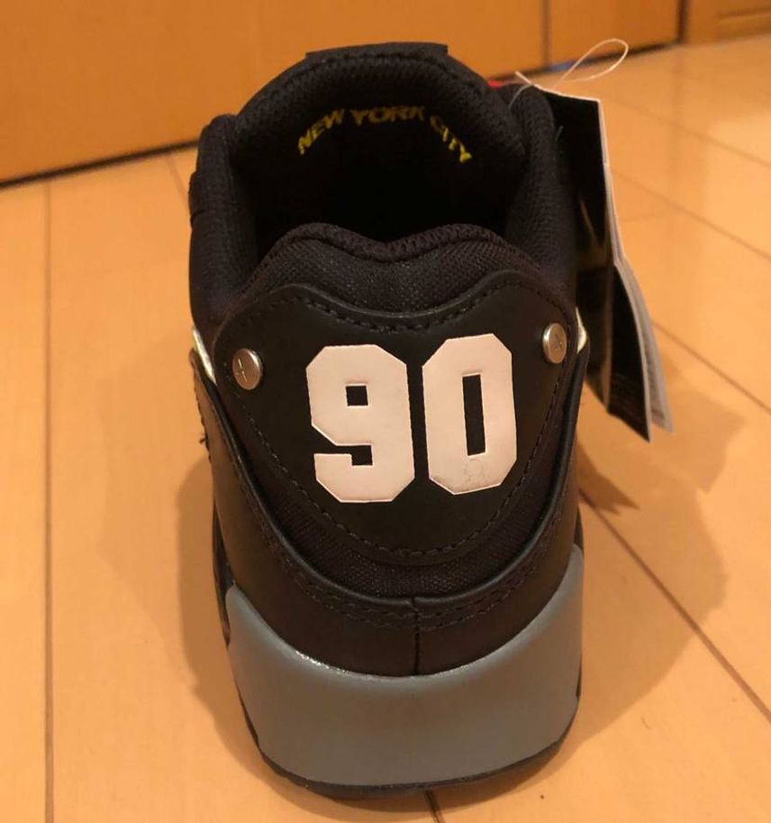 ニューヨークを購入したのですが届いたのみたら90の0の下部分が汚れていてこれは交