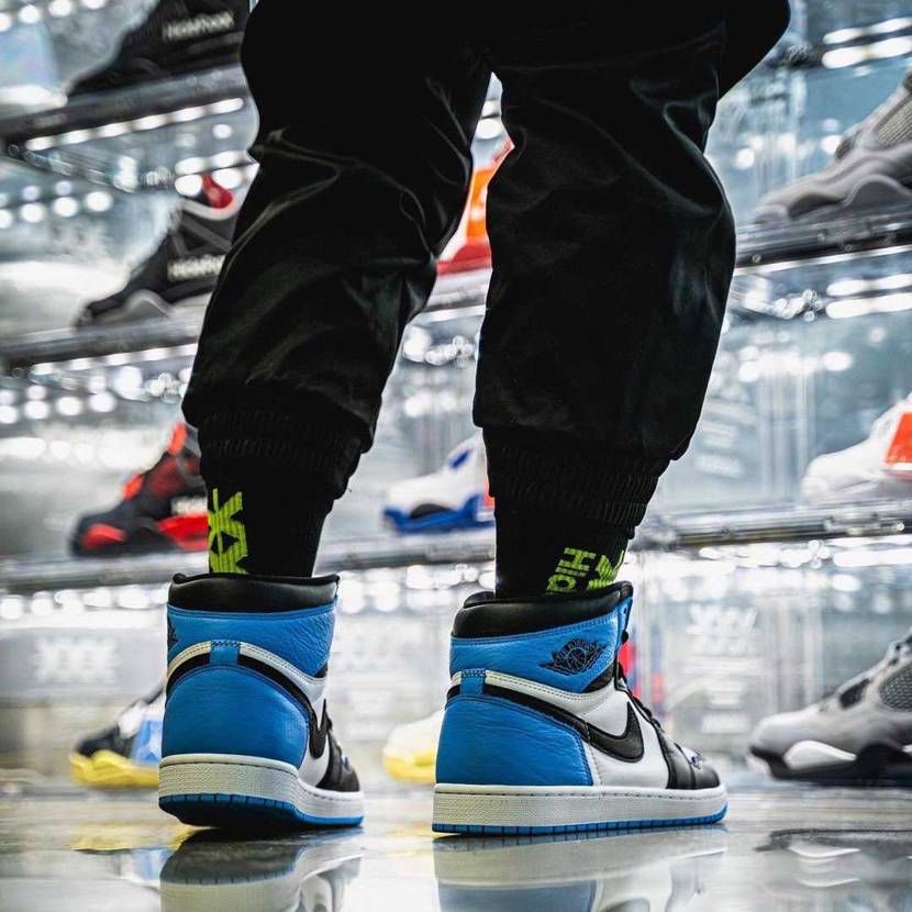 この着画で履いている靴下ってどこの物か分かる方いますか？