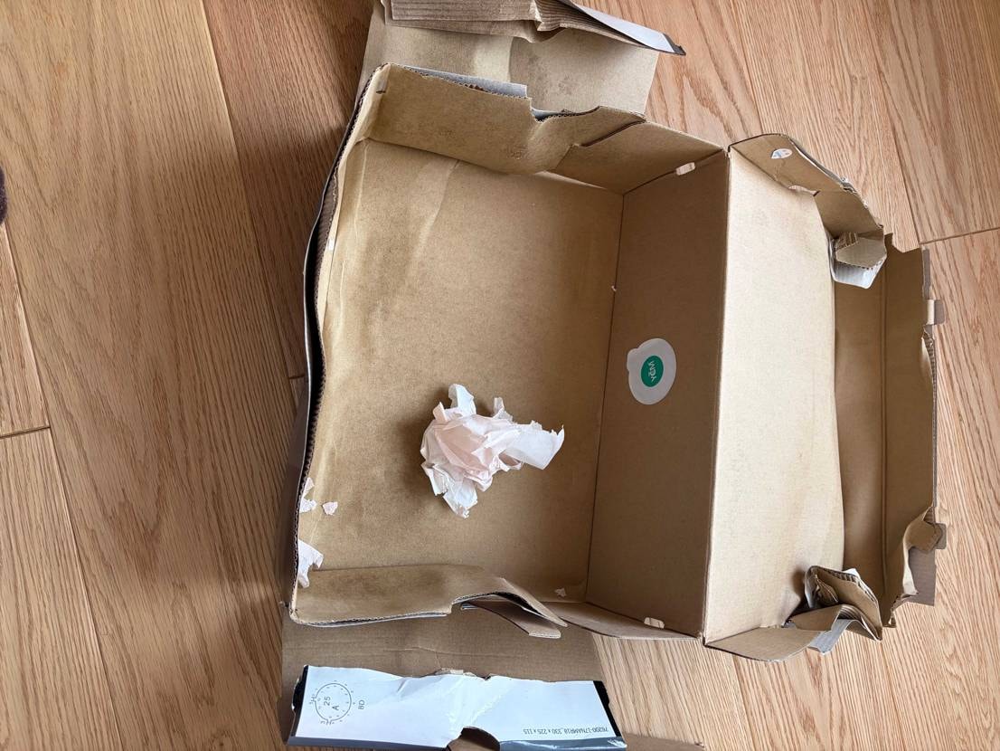 end届きましたが、箱ぐちゃぐちゃで濡れてました。
スニーカーも濡れていました