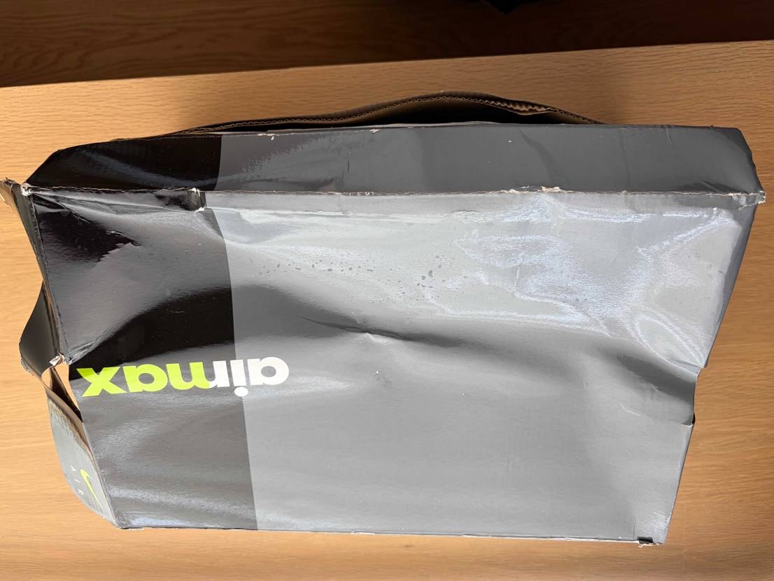 end届きましたが、箱ぐちゃぐちゃで濡れてました。
スニー