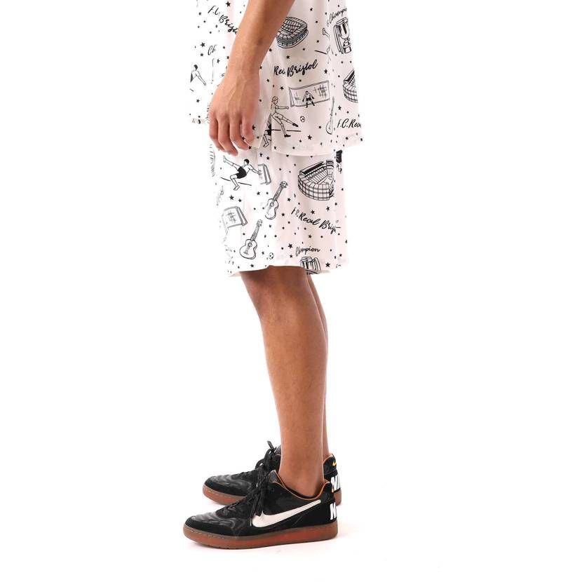 どなたか何ていうスニーカーか分かる方いらっしゃいますか？？