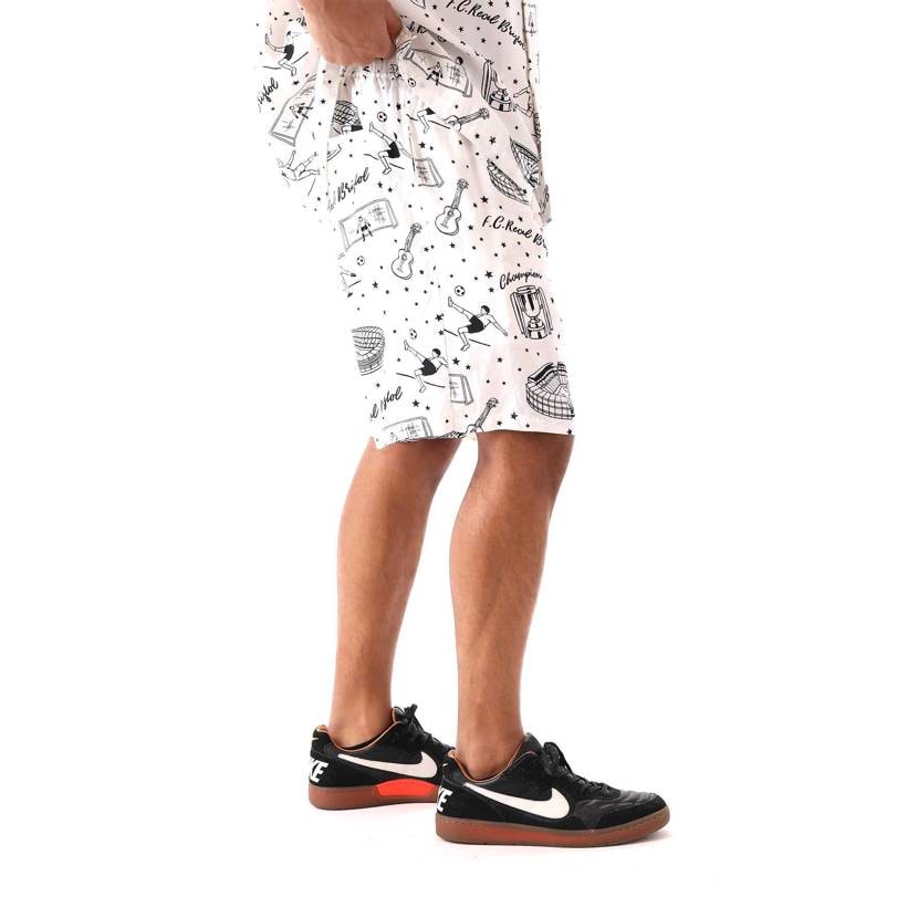 どなたか何ていうスニーカーか分かる方いらっしゃいますか？？