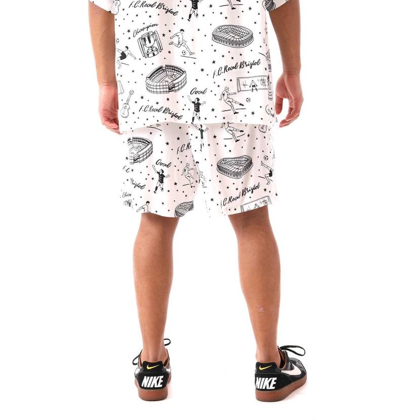 どなたか何ていうスニーカーか分かる方いらっしゃいますか？？