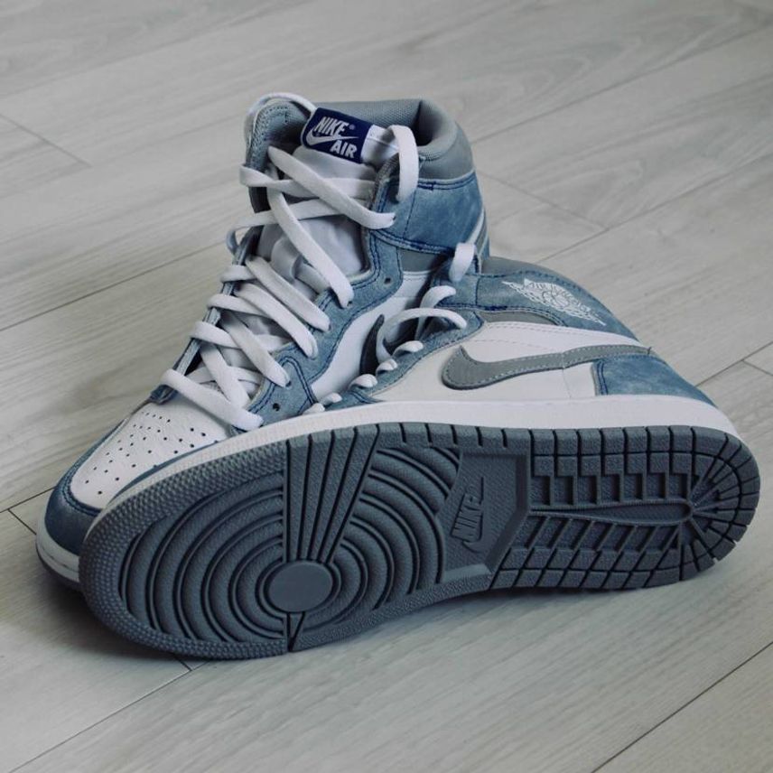 NIKE AIR JORDAN 1 HIGH OG "HYPER ROYAL"