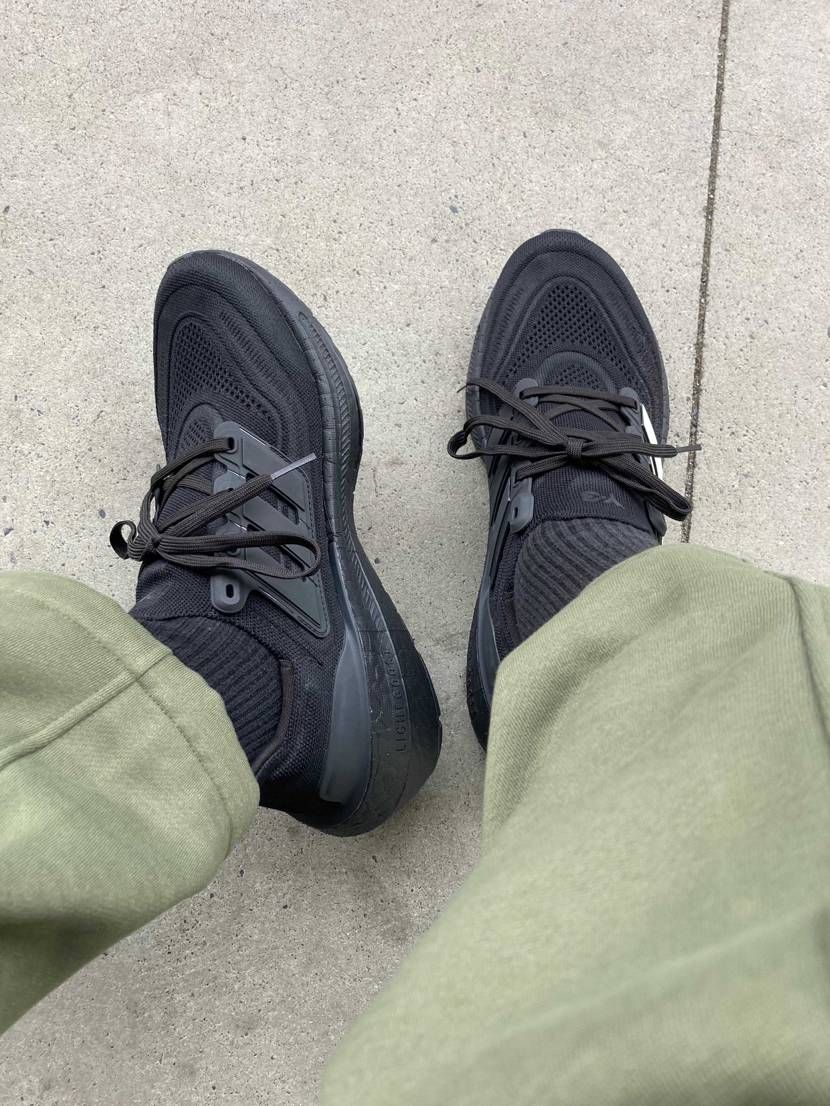 adidas ２年ぶりに購入したなぁ　左右非対称のデザインが