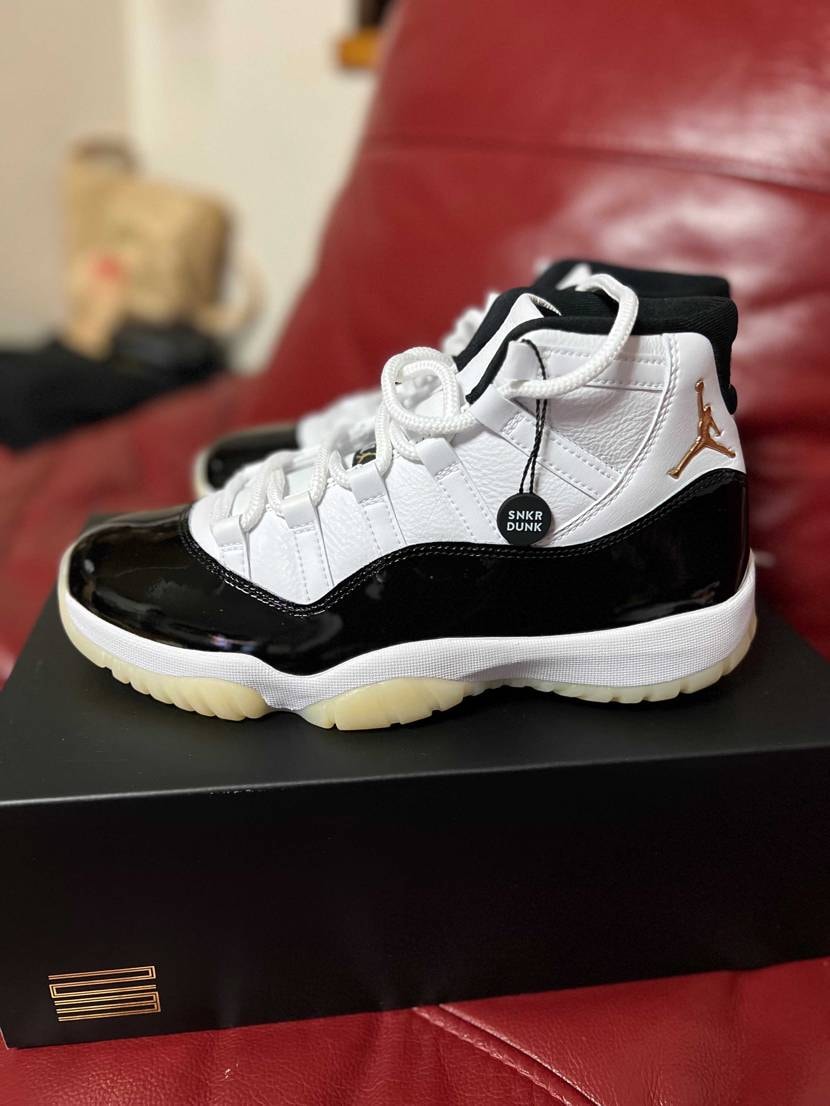 やっと届いた、少しちいさかったかなぁ。。雰囲気よい靴で満足。