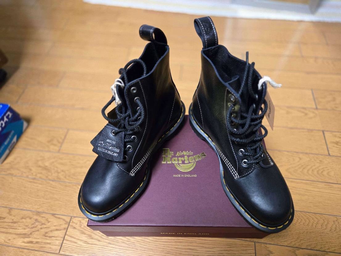 マーチンのスムースレザーは固くて皺が目立つのが苦手なので、こちらを購入しました。