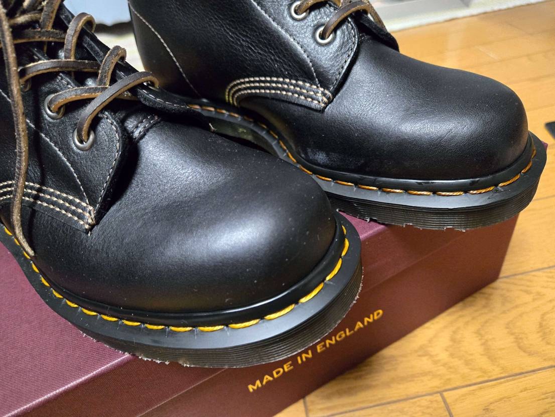 マーチンのスムースレザーは固くて皺が目立つのが苦手なので、こ