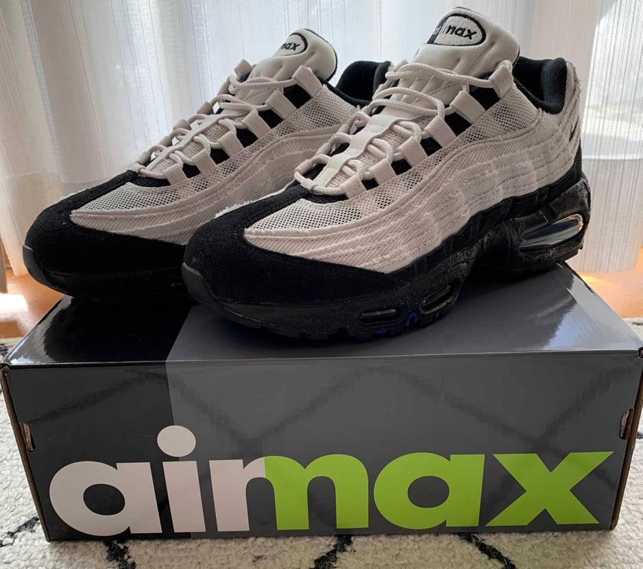 モスさんから着弾。
ミッドソールが結晶塗装みたいになってますね。

クォー