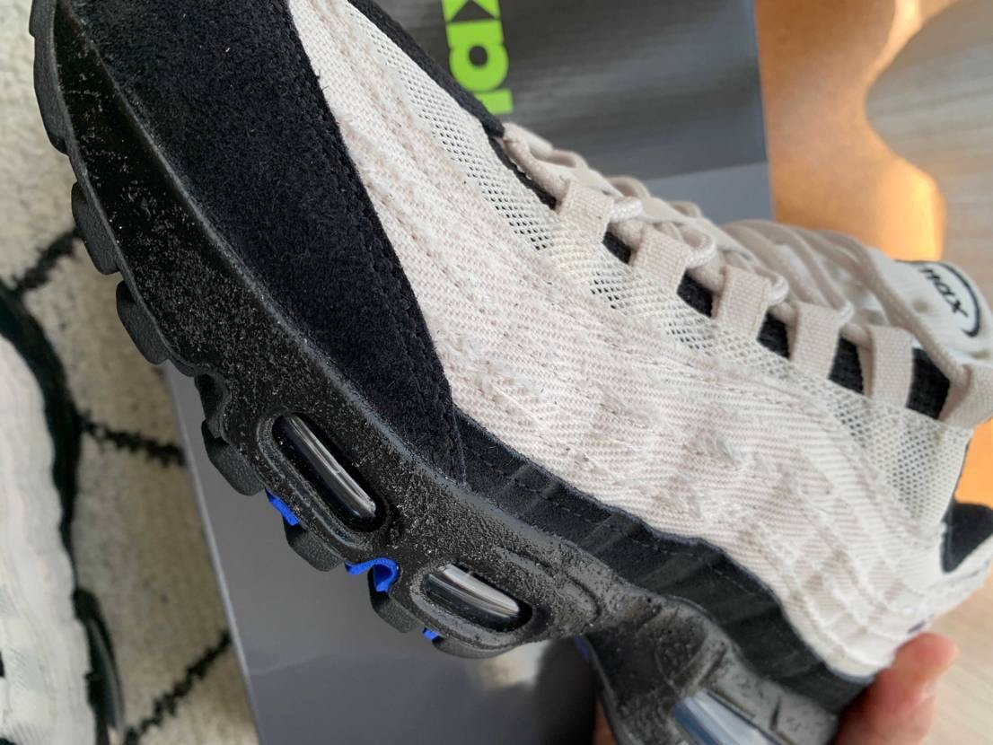 モスさんから着弾。
ミッドソールが結晶塗装みたいになってま