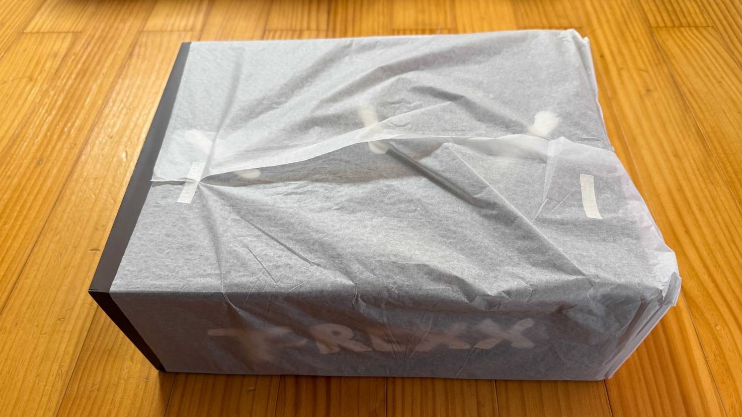 AJ1アラスカ外れと同時に到着w
外箱が初めて包まれていました🙄
どのスニー