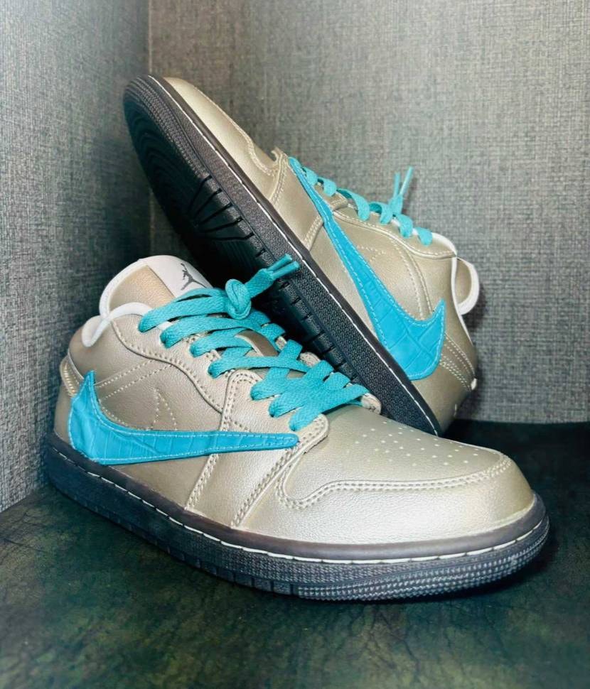 Reverse swooshカスタム
クロコ型押しレザーで。
スウッシュをペ