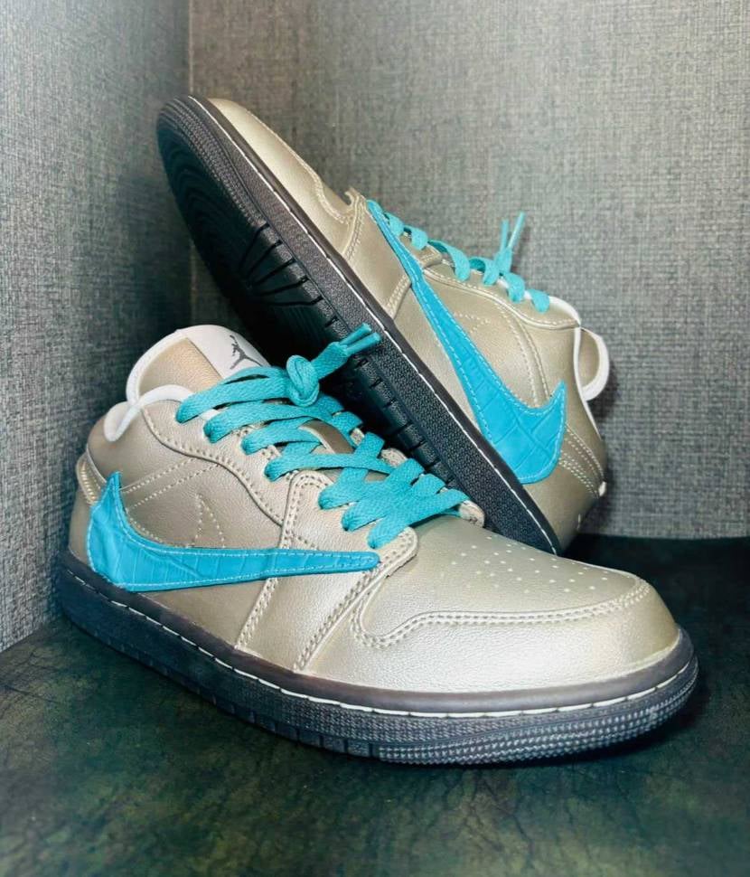 Reverse swooshカスタム
クロコ型押しレザーで。
スウッシュをペ