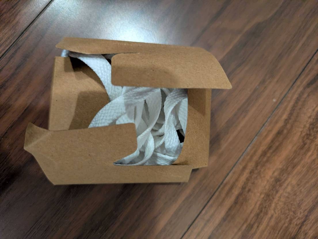 本日無事に到着したのはいいのですがシューレースが使われた感じでごしゃっと入ってい